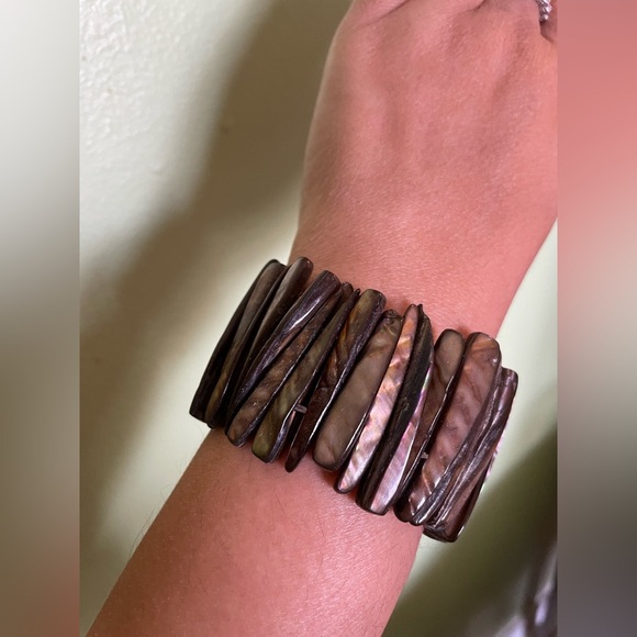 Elegant Elegant Iridescent Brown Mother of Pearl Bracelet - Picture 3 of 4
